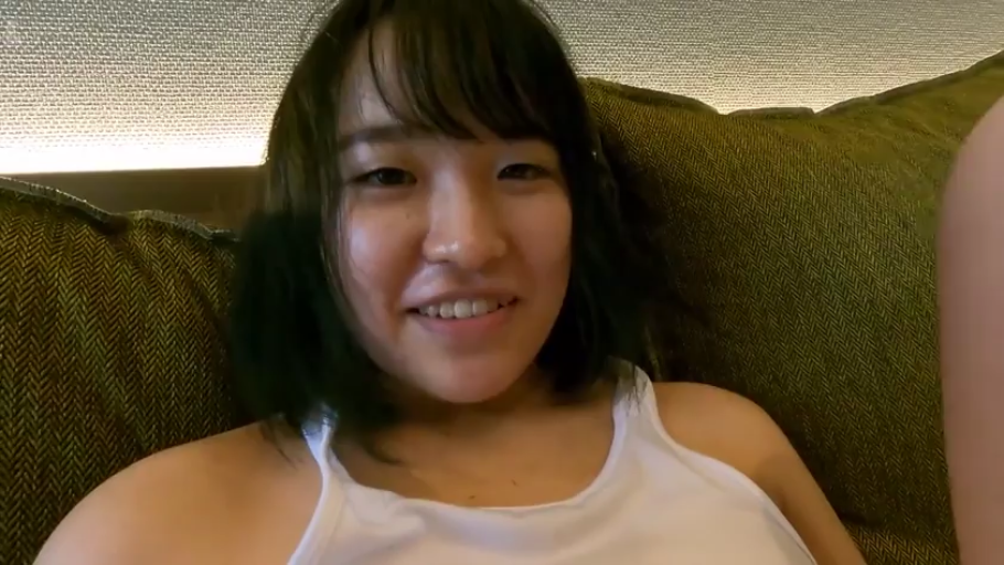 室内 · 顔部のクローズアップ · ソファ · 微笑 · 白いタンクトップ · カメラに向かって微笑む · 靠坐