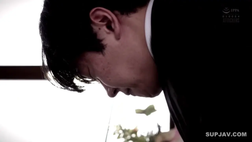 室内 · 严肃 · 低头 · 站姿 · 西装 · 男性 · 头部