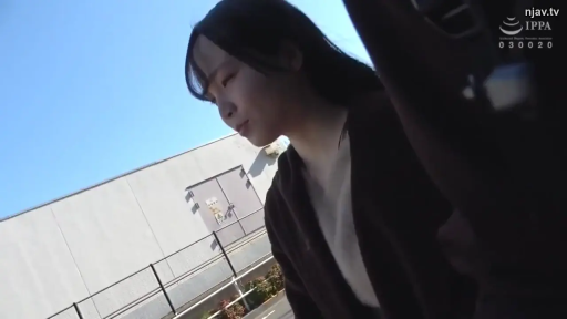 脸部特写 · 站立 · 平静 · 户外 · 长发 · 黑色卫衣 · 观望