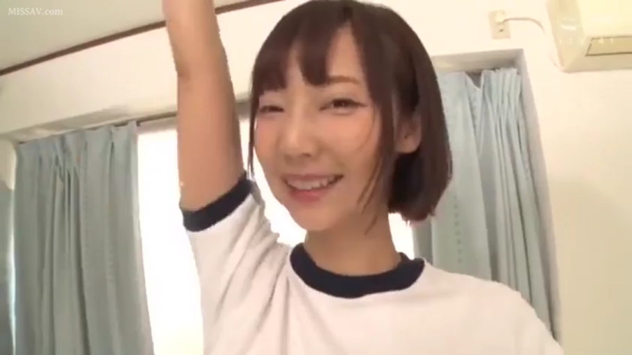 室内 · 坐姿 · 脸部 · 自然 · 凝视 · 近景 · 灰色荷叶边上衣
