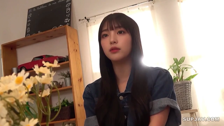 室内 · 座り姿勢 · 憂鬱 · 半身 · 对视 · 黑长直 · 假花 · 牛仔服