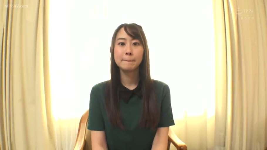 室内 · 坐姿 · 面对镜头 · 椅子 · 正面半身 · 绿色连衣裙 · 抿嘴