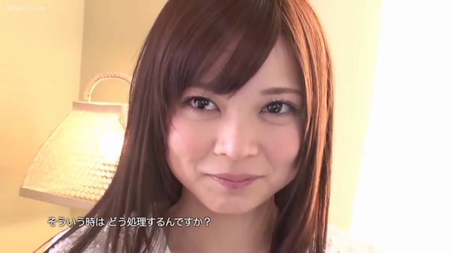 室内 · 脸部特写 · 台灯 · 对视 · 温柔微笑 · 正对镜头 · 白色居家服 · 日本女优