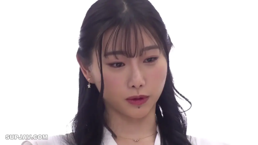 室内 · 憂鬱 · 顔部のクローズアップ · 白色衬衫 · 耳环 · 俯视 · 正面