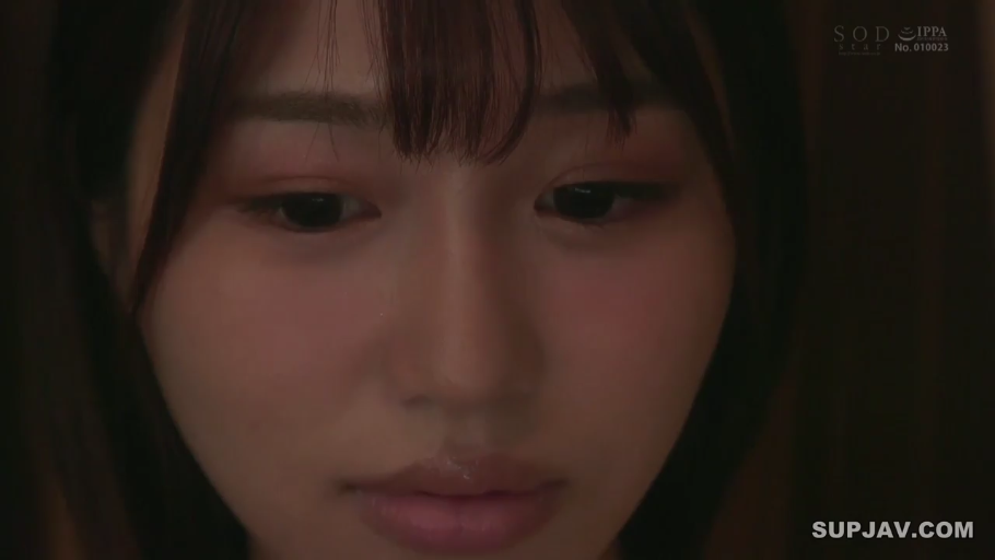 室内 · 忧郁 · 脸部特写 · 注视 · 亚洲人 · 正面