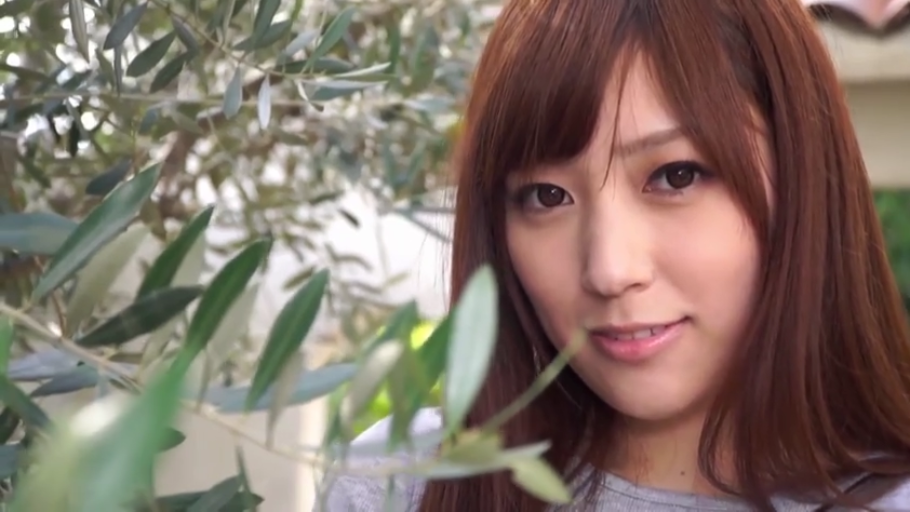 微笑 · 面部特写 · 灰色上衣 · 户外 · 注视镜头 · 长发 · 正面站立 · 树叶