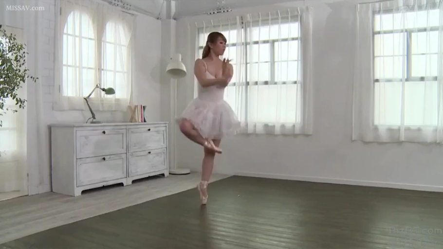 室内 · 全身 · 专注 · 芭蕾舞裙 · 跳舞 · 芭蕾舞姿