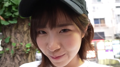 脸部特写 · 站立 · 注视镜头 · 自然光 · 甜美微笑 · 帽子 · 户外街景 · 黑色棒球帽与白色T恤