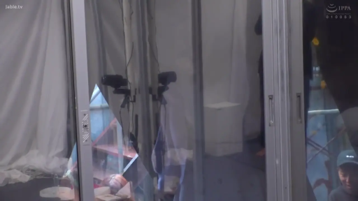 室内 · 站立 · 全景 · 自然 · 水印 · 休闲服 · 摄像机