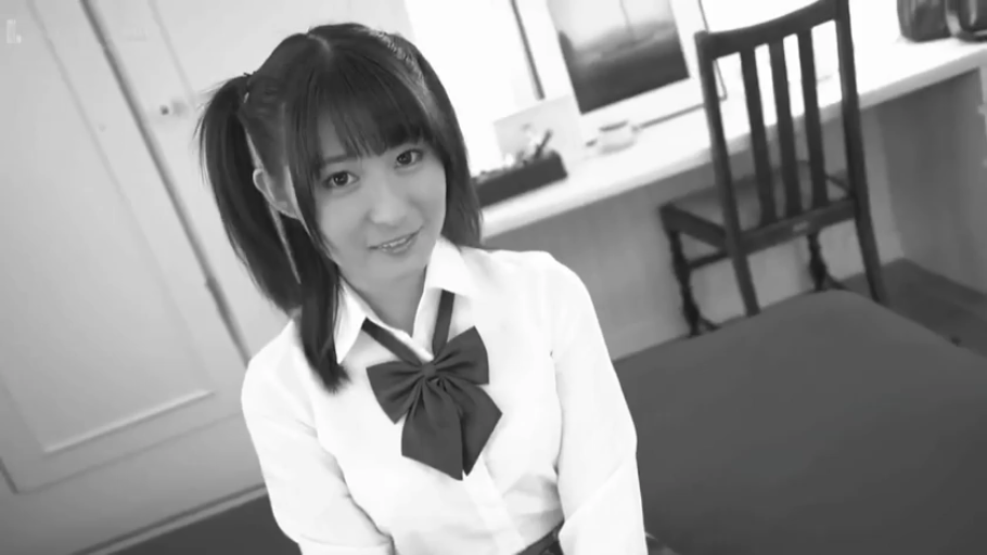 室内 · 坐姿 · 微笑 · 半身 · 学生制服 · 注视 · 家具 · 黑白