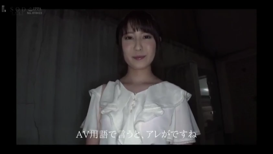 室内 · 俯卧 · 条纹衬衫 · 面部特写 · 侧脸 · 被动 · 痛苦或愉悦
