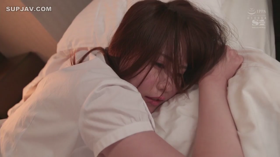 平静 · 俯卧 · pillow · white shirt · 面部特写 · 床上 · Soft light · 休息