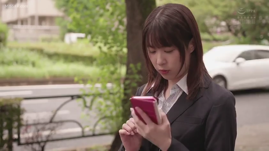 专注 · 站立 · 半身 · 职场女性 · 職業裝 · 街道 · 看手機 · 手机