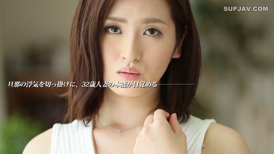 室内 · 忧郁 · 脸部特写 · 凝视 · 白色无袖上衣 · 正面看向镜头