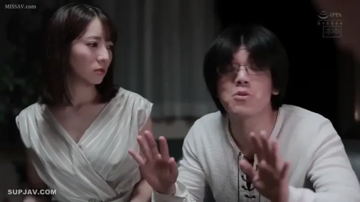 室内 · 坐姿 · 严肃 · 眼镜 · 交流 · 日本AV · 白色连衣裙