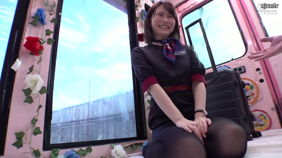 交谈 · 跪坐 · 角色扮演 · 行李箱 · 中景 · 笑容 · 空姐制服 · 改装巴士