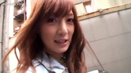 面部 · 站立 · 微笑 · カジュアルウェア · 屋外 · 漫步 · 户外人像