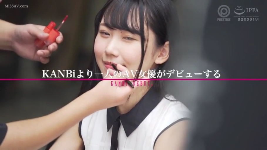 室内 · 坐姿 · 微笑 · 面部特写 · 化妆 · 白色无袖衬衫 · 出道宣传 · 化妆笔