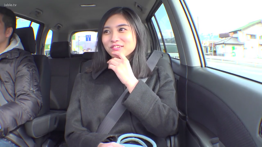 骑乘位 · 性交 · 胸部特写 · 销魂 · 巨乳 · 半裸 · 红色幕布前