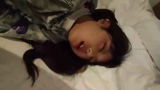 单人 · Close-up of the face · 床上 · 张口 · 被褥 · Side-lying · 家居服 · 沉睡