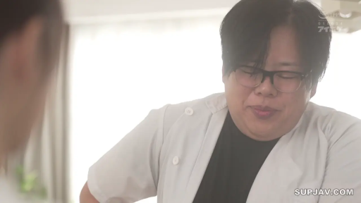 正经 · 装饰画 · 诊疗室 · 全景 · 相对站立 · 白色医生服 · 咨询交流 · 职业角色扮演