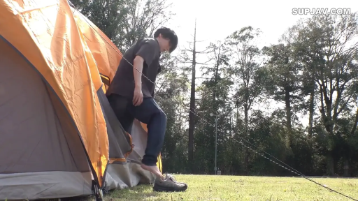 低头 · 林间 · 短袖 · 白天 · 跨步 · 帐篷 · 走出帐篷