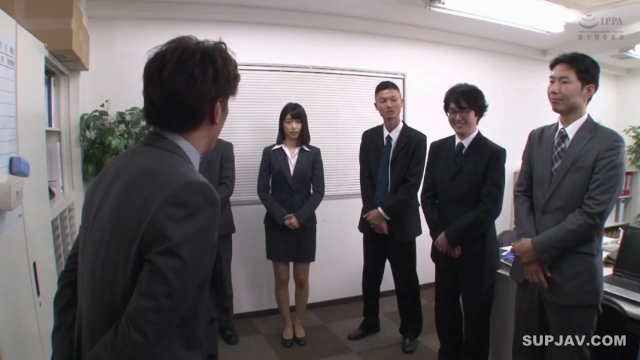 办公室 · 站立 · 中景 · 电脑 · 平淡 · 职场 · OL套装 · 聚集