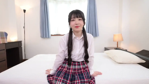 全身 · 制服 · 寝室 · 展示 · 微笑 · 正坐 · 双马尾 · 灯具