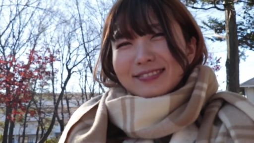 顔部のクローズアップ · 微笑 · 公園 · 自然光 · 开心 · 正面に立って · マフラー