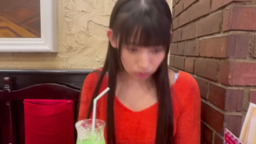 室内 · 坐姿 · 平静 · 餐厅 · 进食 · 红色毛衣 · 胸部以上 · 饮料杯