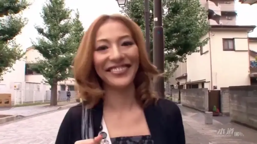 站立 · 面对镜头 · 挎包 · 头部特写 · 黑色开衫 · 户外街道 · 街拍 · 灿烂微笑