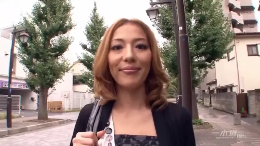 站立 · 中景 · 微笑 · 注视 · 休闲服 · 白天 · 户外街道 · 单肩包