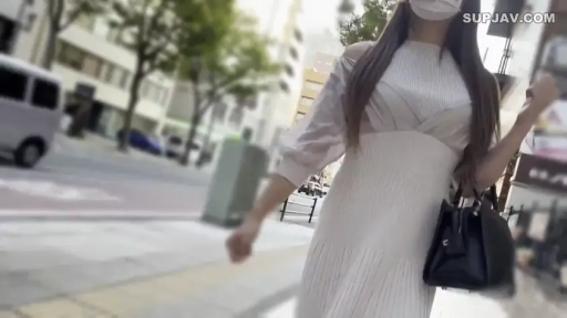 中景 · 手提包 · 行走 · 戴口罩 · 户外街道 · 走路 · 白色连衣裙 · 街拍