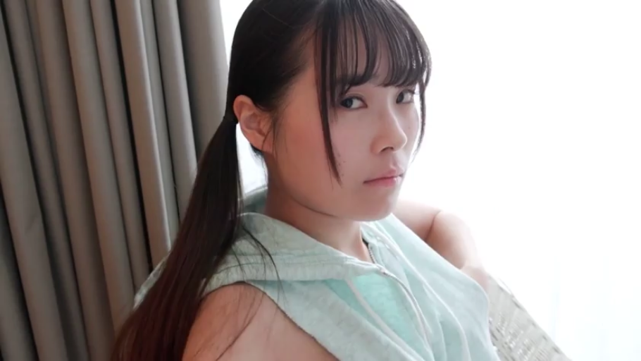 室内 · 顔部のクローズアップ · 回眸 · 冷酷 · 静的 · 马尾辫 · 浅绿色背心