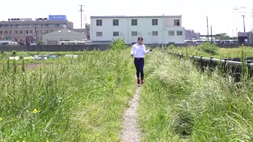 站立 · 远景 · 户外 · 休闲服