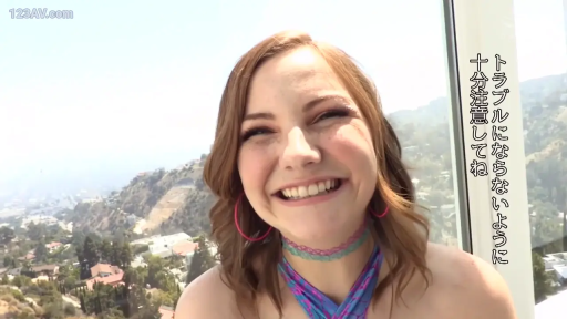 顔部のクローズアップ · カメラに向かって · 项圈 · 大笑 · 正面 · 户外阳台 · 欧美女优 · 彩色挂脖衣