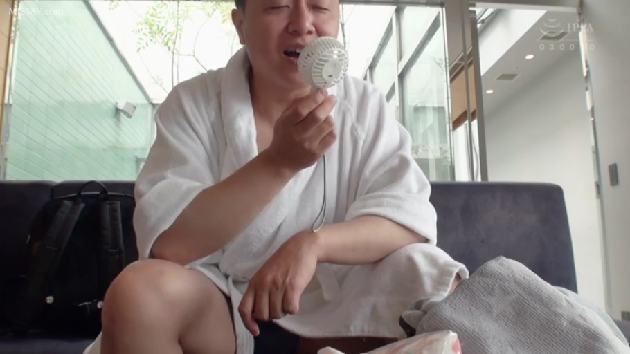 坐姿 · 中景 · 室内沙发 · 浴袍 · 放松 · 吹风 · 成年男性 · 手持风扇