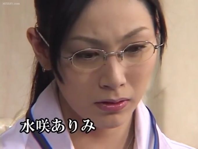 室内 · 严肃 · 眼镜 · 面部特写 · 职业装 · 凝视 · 熟女 · 正面