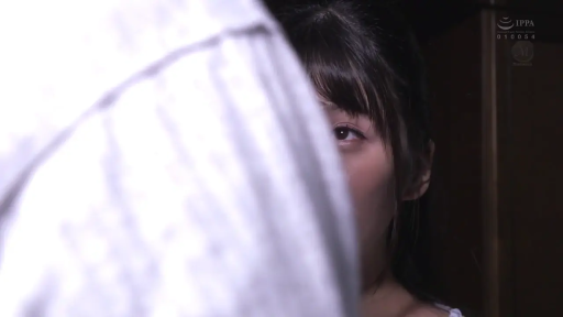 哀伤 · 闭眼 · 站立 · 面部特写 · 白色上衣 · 人物特写 · 室内昏暗房间