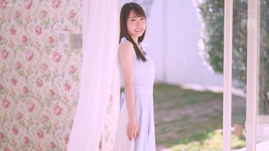 中景 · 室内窗边 · 侧身回眸 · 浅蓝色无袖连衣裙