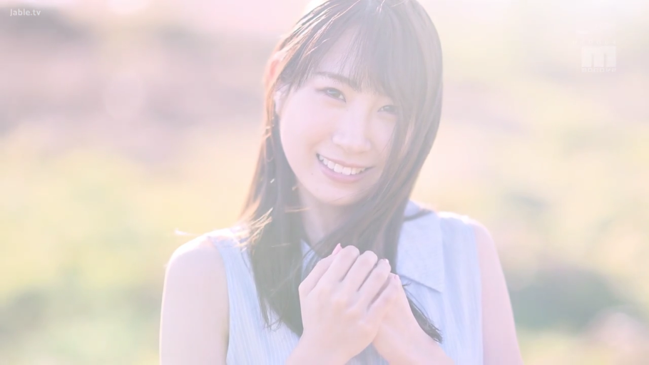 脸部特写 · 户外 · 无袖上衣