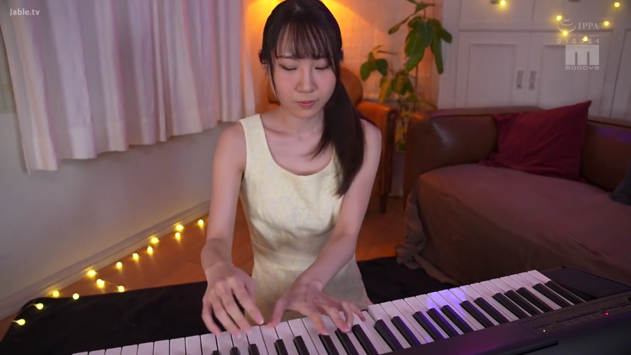 坐姿 · 专注 · 全景 · 客厅 · 温馨氛围 · 弹钢琴 · 黄色连衣裙 · 电子琴