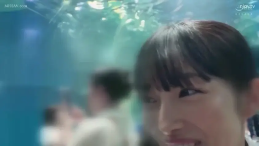 站立 · 平静 · 侧脸 · 侧影 · 日常服 · 观看 · 水族馆