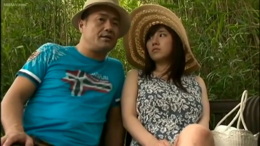 交谈 · 中景 · 并排坐 · 户外 · 碎花连衣裙 · 忧虑 · 日光 · 草帽