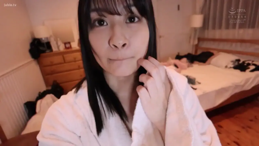 微笑 · 讲解 · 挂绳 · 大巴车内 · 中景半身 · 蓝色运动背心 · 导游角色 · 单手叉腰站立