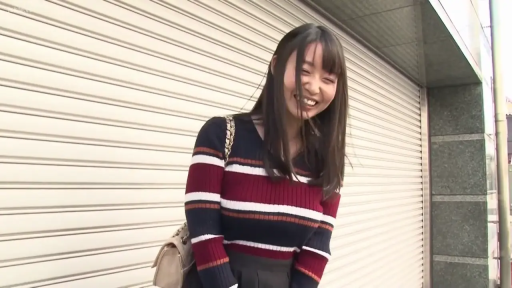 站立 · 室外 · 笑容 · 单肩包 · 摆姿势 · 条纹针织衫 · 街景