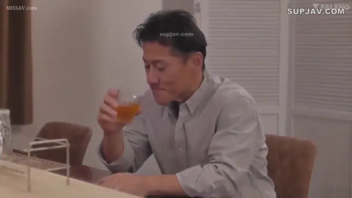 室内 · 坐姿 · 平静 · 半身 · 酒杯 · 衬衫 · 饮酒 · 成年男性