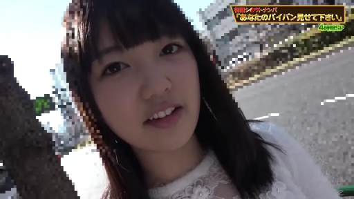 脸部特写 · 站立 · 微笑 · 面对镜头 · 白色蕾丝上衣 · 户外 · 街头采访