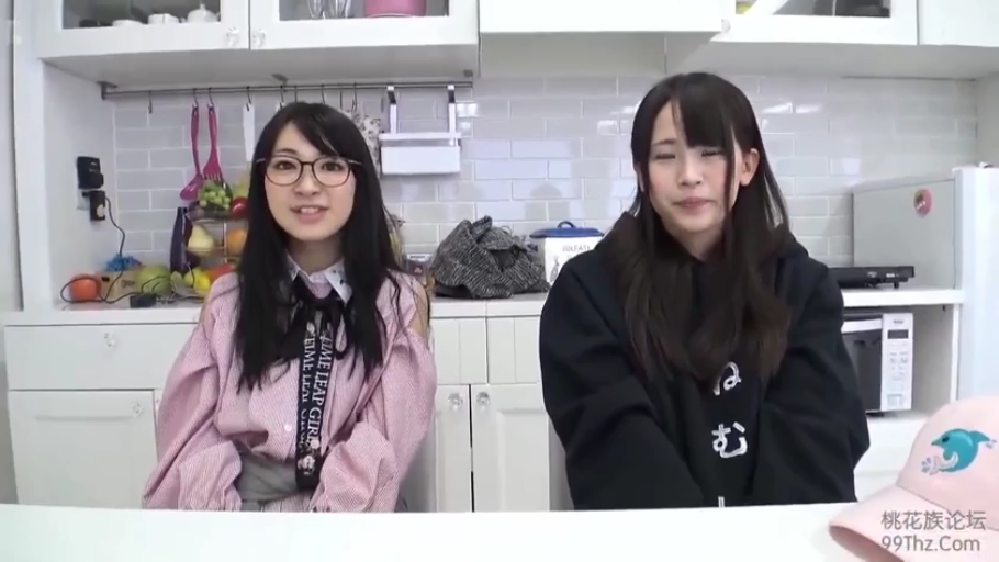 坐姿 · 眼镜 · 微笑 · 面对镜头 · 半身 · 厨房 · 双人 · 常服