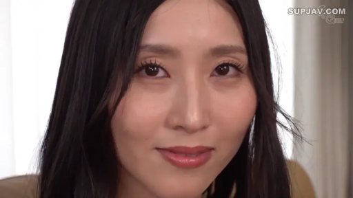 室内 · 脸部特写 · 微笑 · 注视 · 正面 · 黑长直